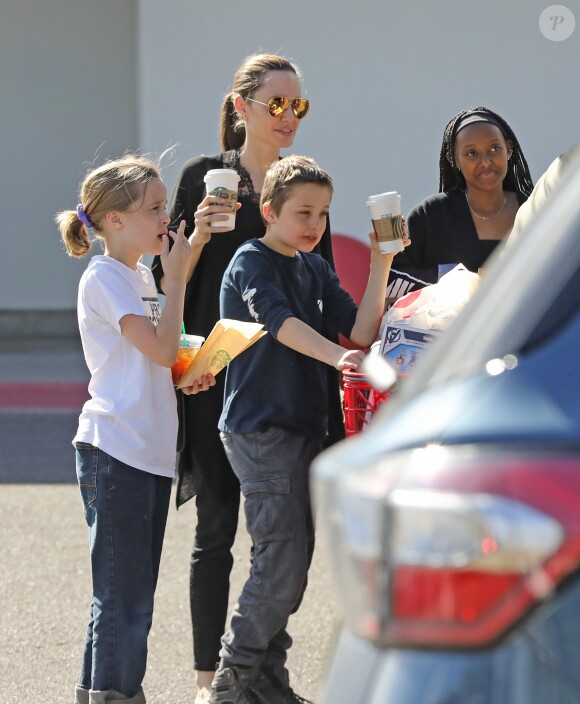 Exclusif - Angelina Jolie fait des courses avec ses enfants, Zahara et les jumeaux Knox et Vivienne au Nouveau-Mexique, Etats-Unis, le 15 mai 2019.