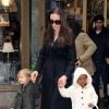 Angelina avec ses filles Shiloh et Zahara à New York en 2009.