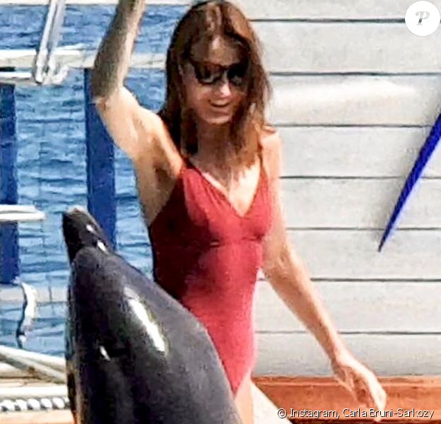 Carla Bruni-Sarkozy pose en maillot rouge façon "Alerte à Malibu" lors de ses vacances, Instagram le 26 juillet 2019.