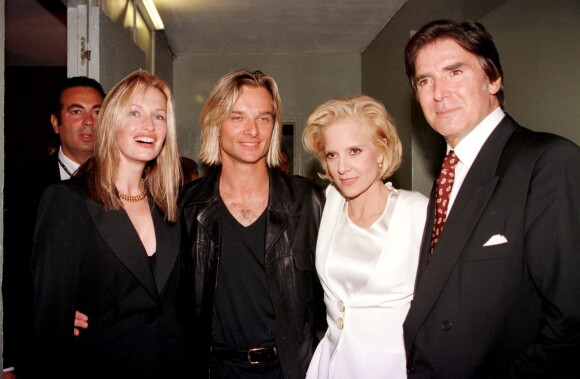 Estelle Lefébure, David Hallyday, Sylvie Vartan et son mari Tony Scotti à l'Olympia, le 15 octobre 1996. 