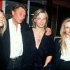 Estelle Lefébure, David Hallyday et Sylvie Vartan avec Johnny Hallyday à Paris, le 11 mars 1991.