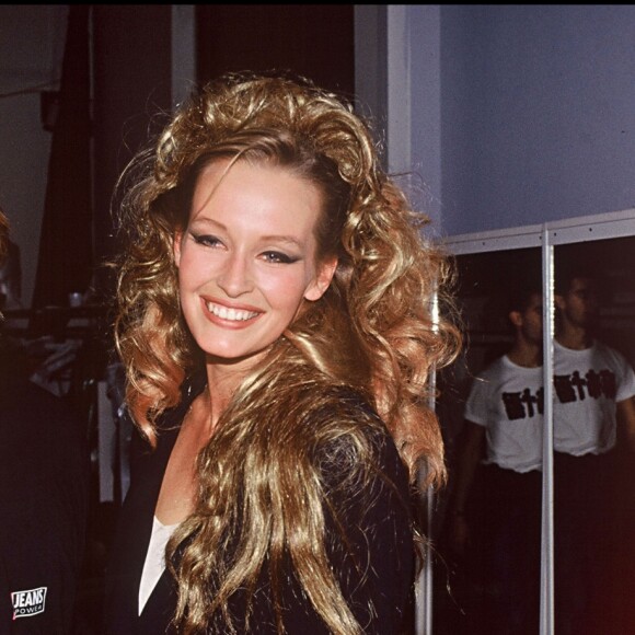 Coulisses d'un défilé Thierry Mugler : David Hallyday et Sylvie Vartan félicitent Estelle Lefébure. À Paris, le 18 octobre 1990.