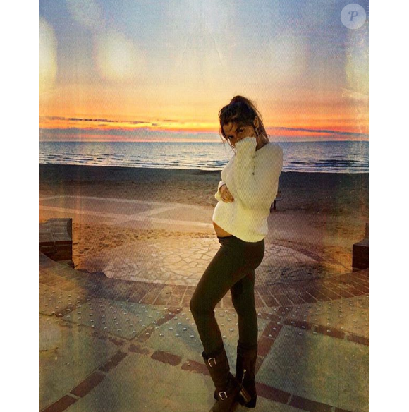 Clara de "Secret Story 7" enceinte, pose à la plage, le 30 avril 2019