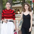 Laetitia Casta et sa fille Sahteene Sednaoui au défilé Miu Miu à Paris, le 29 juin 2019.
  
