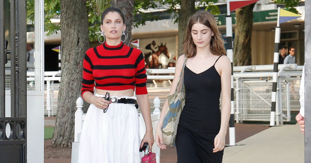 Laetitia Casta et sa fille Sahteene Sednaoui au défilé Miu ...
