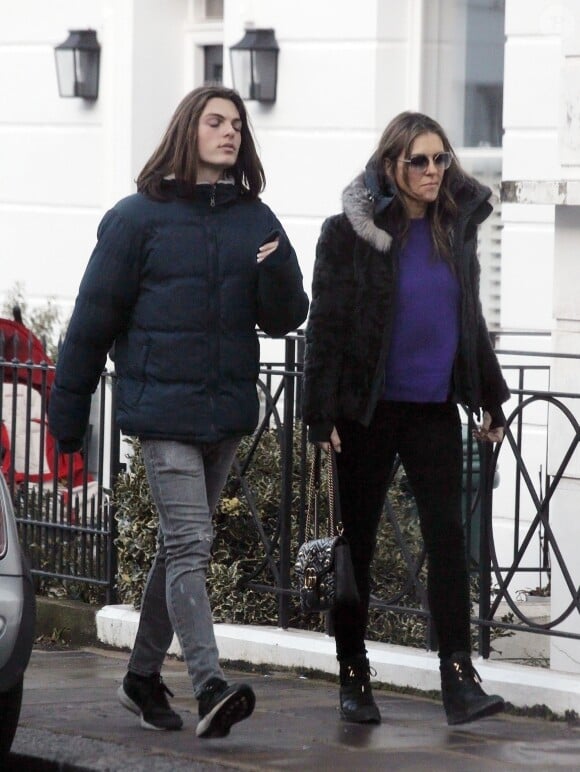 Exclusif - Liz Hurley (Elizabeth) et son fils Damian se promènent dans les rues de Londres. Le 17 décembre 2018.