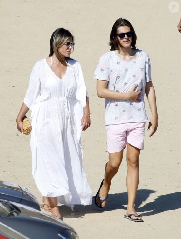 Exclusif - Liz Hurley arrive à la plage avec son fils Damian et son ex mari Arun Nayar à Mykonos en Grèce le 16 juillet 2018.