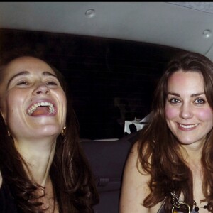 Kate Middleton en soirée avec sa soeur Pippa à Londres en 2007.
