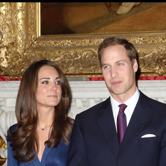 Kate Middleton lors de l'annonce de ses fiançailles avec le prince William en 2010 à St James' Palace.