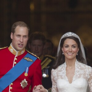 Le prince William et Kate Middleton en robe de mariée Sarah Burton pour Alexander McQueen à l'Abbaye de Westminster en 2011.