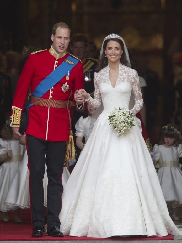 Le prince William et Kate Middleton en robe de mariée Sarah Burton pour Alexander McQueen à l'Abbaye de Westminster en 2011.
