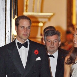 Kate Middleton en robe de soirée fluide avec le prince William au palais St James en 2011.