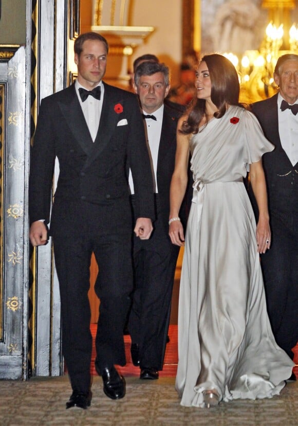 Kate Middleton en robe de soirée fluide avec le prince William au palais St James en 2011.