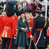 Kate Middleton en manteau vert pour la Saint-Patrick à Aldershot en 2012.