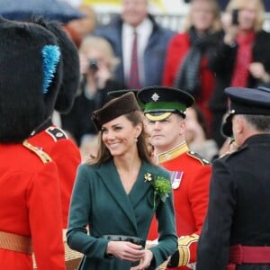 Kate Middleton en manteau vert pour la Saint-Patrick à Aldershot en 2012.