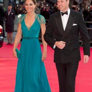 Kate Middleton en robe de soirée turquoise Jenny Packham pour un gala à Londres en 2012.