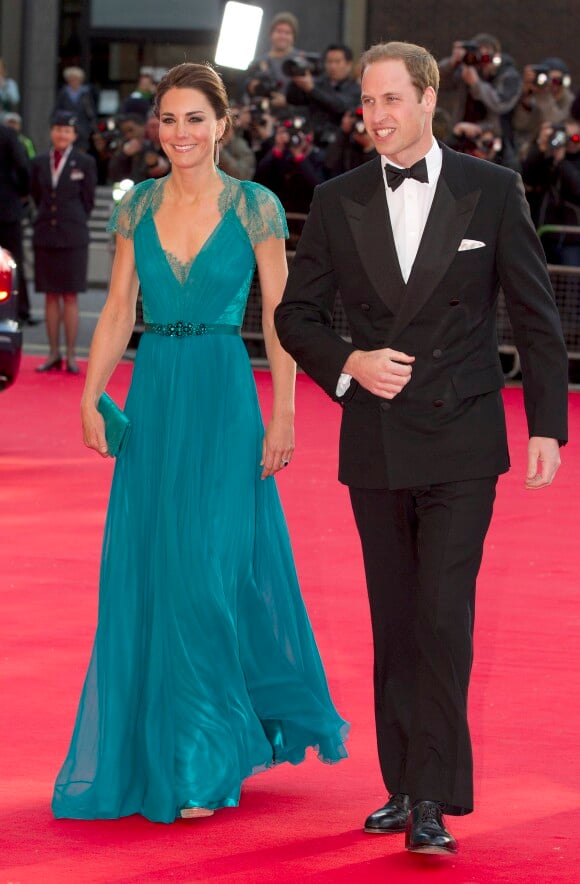 Kate Middleton en robe de soirée turquoise Jenny Packham pour un gala à Londres en 2012.