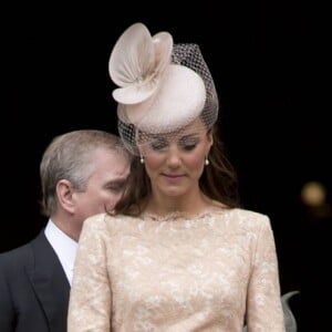 Kate Middleton en robe nude en dentelle pour le Jubilé de diamant de la reine à Londres en 2012.