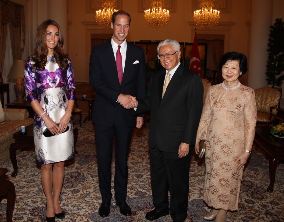 Kate Middleton en robe satinée à imprimé pour un dîner d'Etat à Singapour en 2012.