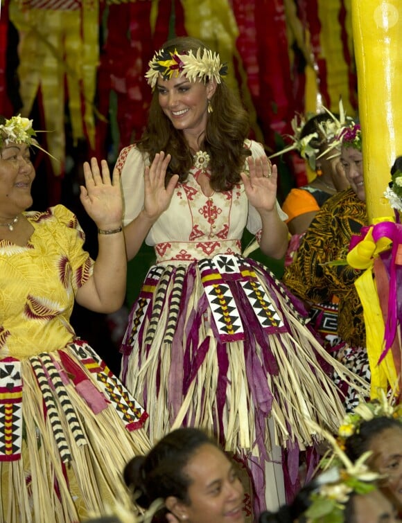 Kate Middleton en tenue traditionnelle à Tuvalu, dans le Pacifique, en 2012. 