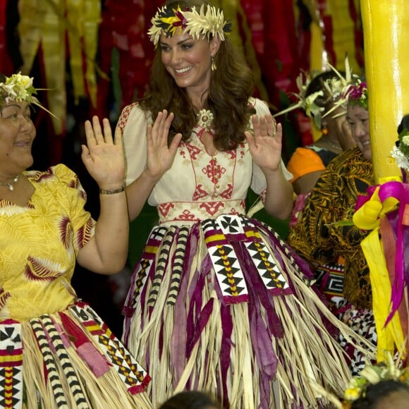 Kate Middleton en tenue traditionnelle à Tuvalu, dans le Pacifique, en 2012. 