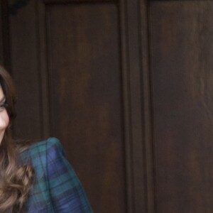 Kate Middleton en manteau tartan Alexander McQueen à St Andrews en 2012.