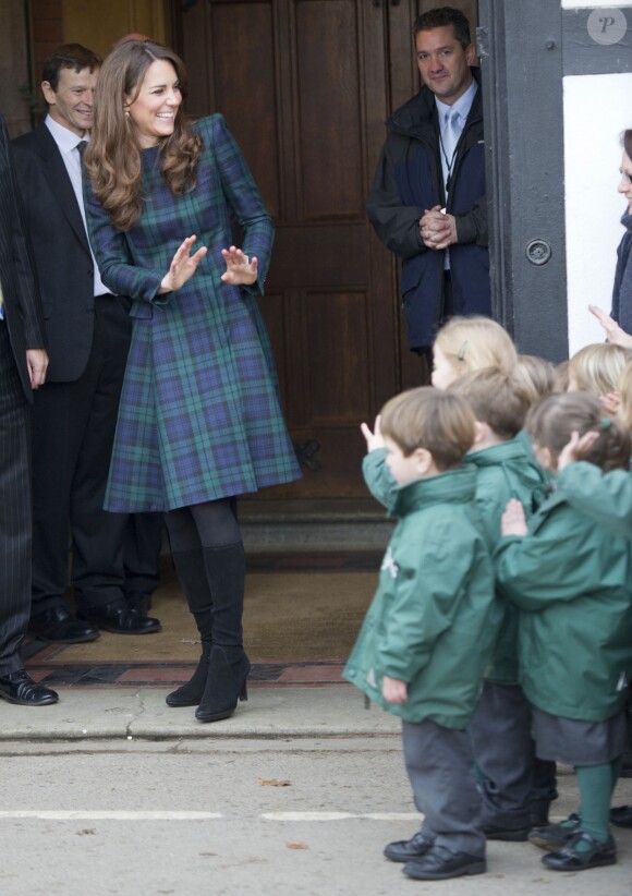 Kate Middleton en manteau tartan Alexander McQueen à St Andrews en 2012.