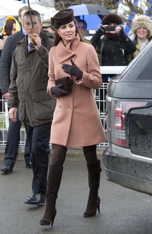 Le prince William et Kate Catherine Middleton (enceinte), duchesse de Cambridge, assistent au festival de Cheltenham. Le 15 mars 2013