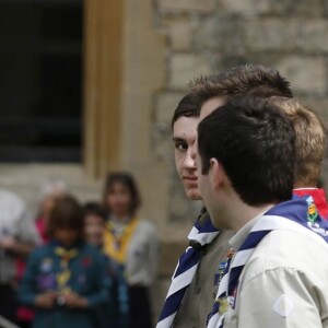 Kate Middleton, la duchesse de Cambridge, enceinte de 6 mois (en manteau pastel Mulberry), lors de la revue nationale des Queen's Scouts au chateau de Windsor, le 21 avril 2013.