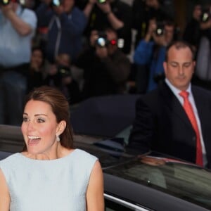 Kate Middleton, la duchesse de Cambridge, enceinte (en robe de cocktail Emilia Wickstead), lors d'une reception donnée en l'honneur du travail fourni par une de ses associations caritatives, The Art Room, à Londres, le 24 avril 2013.