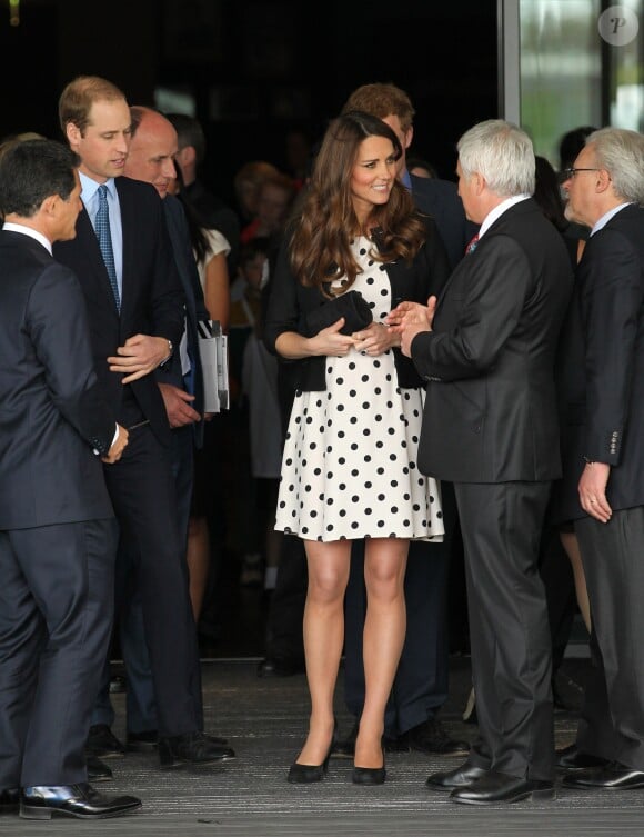 La duchesse de Cambridge, Kate Catherine Middleton, enceinte (en robe à pois Topshop), le prince William et le prince Harry quittent les studios Warner Bros à Watford. Le 26 avril 2013