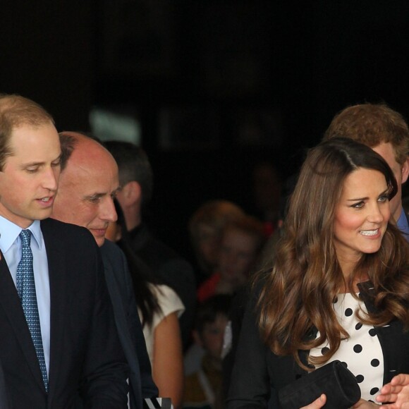 La duchesse de Cambridge, Kate Catherine Middleton, enceinte (en robe à pois Topshop), le prince William et le prince Harry quittent les studios Warner Bros à Watford. Le 26 avril 2013