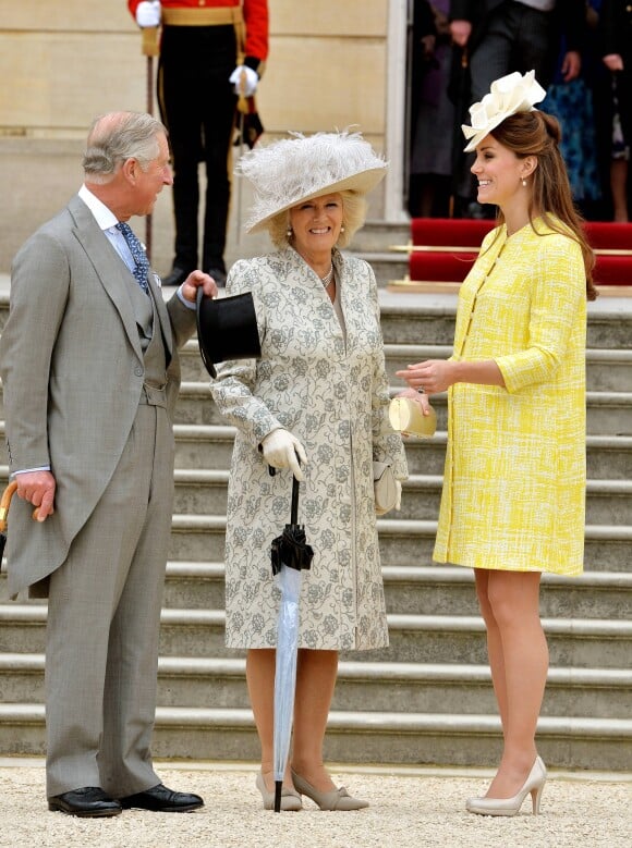 Kate Middleton, enceinte, en manteau jaune Emilia Wickstead) - Garden party à Buckingham Palace à Londres le 23 mai 2013.