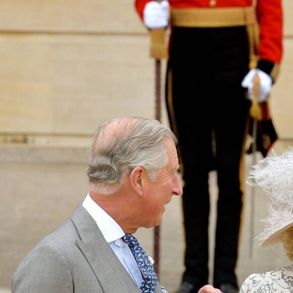 Kate Middleton, enceinte, en manteau jaune Emilia Wickstead) - Garden party à Buckingham Palace à Londres le 23 mai 2013.