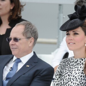 La Duchesse de Cambridge, Kate Middleton, enceinte (en manteau imprimé Hobbs), procède au baptême du "Royal Princess", navire de croisière de la compagnie Princess Cruises à Southampton, le 13 juin 2013.