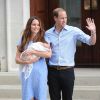 Le prince William et la duchesse de Cambridge, Kate Catherine Middleton (en robe à pois Jenny Packham), présentent leur fils George de Cambridge officiellement devant les medias du monde entier à leur sortie de l'hôpital St-Mary à Londres. Le 23 juillet 2013