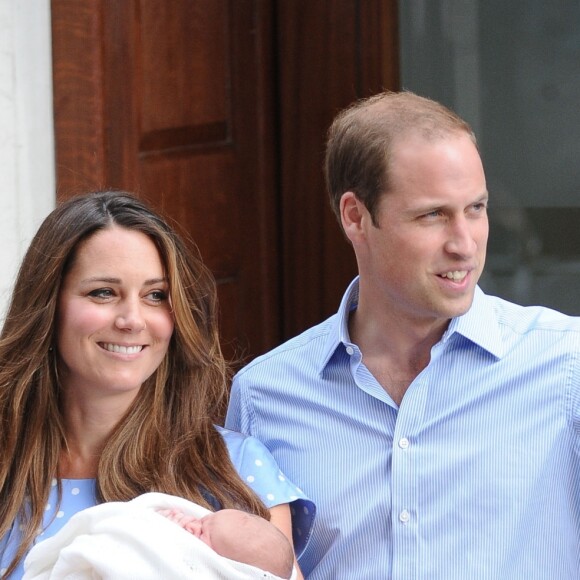 Le prince William et la duchesse de Cambridge, Kate Catherine Middleton (en robe à pois Jenny Packham), présentent leur fils George de Cambridge officiellement devant les medias du monde entier à leur sortie de l'hôpital St-Mary à Londres. Le 23 juillet 2013