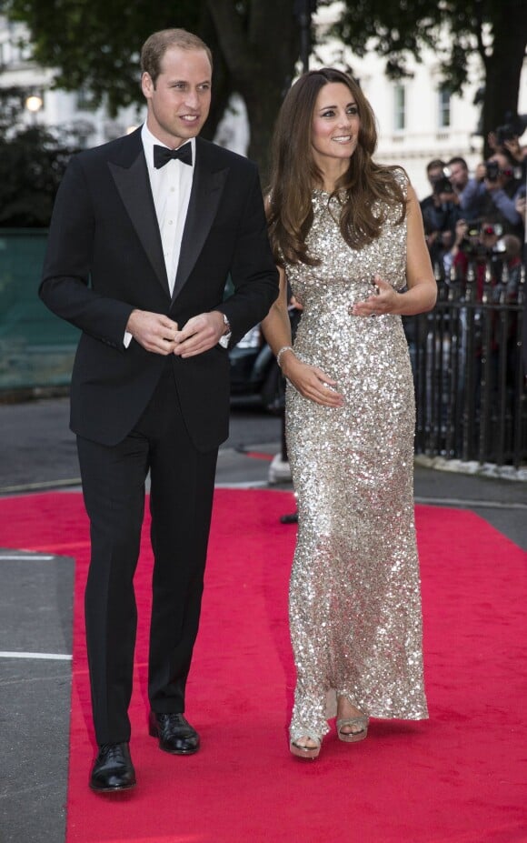 Le prince William et la duchesse de Cambridge, Kate Catherine Middleton (robe en sequins Jenny Packham) au gala de la fondation "Tusk" à Londres, le 12 septembre 2013.