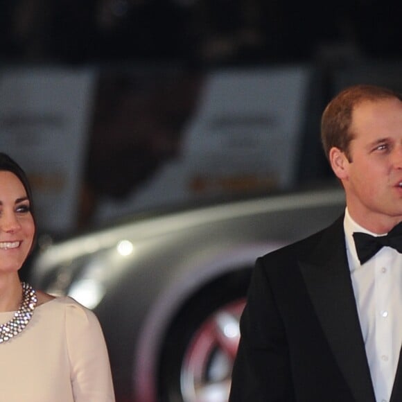 Kate Catherine Middleton, duchesse de Cambridge (en robe blanche Roland Mouret et collier Zara) et le prince William, duc de Cambridge - Premiere du film "Mandela: Long Walk To Freedom" au Odeon Leicester Square à Londres le 5 decembre 2013.