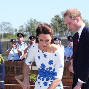 Kate Catherine Middleton, en robe L.K. Bennett, et le prince William au jardin du Mémorial de la RAAF (Royal Australian Air Force) à Brisbane. Le 19 avril 2014