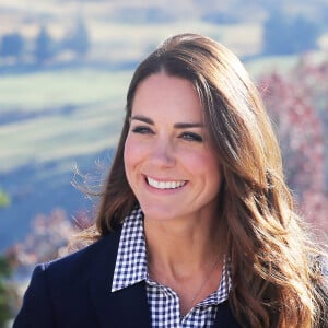 Kate Middleton, en blazer Zara, lors d'une dégustation de vin rouge dans le vignoble Otago Wines Amisfield à Queenstown dans le cadre de leur visite officielle en Nouvelle-Zélande, le 13 avril 2014.