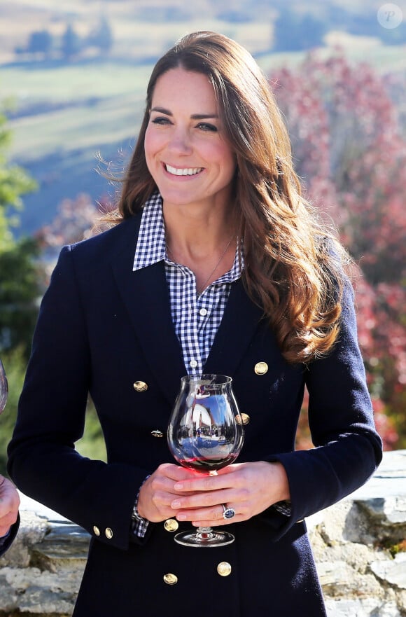 Kate Middleton, en blazer Zara, lors d'une dégustation de vin rouge dans le vignoble Otago Wines Amisfield à Queenstown dans le cadre de leur visite officielle en Nouvelle-Zélande, le 13 avril 2014.
