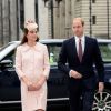 Catherine Kate Middleton, enceinte en look Alexander McQueen - La famille royale anglaise va assister à une messe commémorative de la journée du Commonwealth à l'abbaye de Westminster à Londres, le 9 mars 2015.