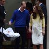 Kate Middleton en robe Jenny Packham, et le prince William avec leur fille, la princesse Charlotte de Cambridge, posent devant l'hôpital St-Mary de Londres où elle a accouché le matin même. 2 Mai 2015