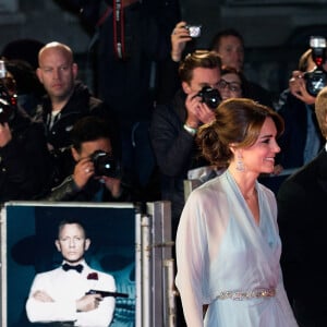 Le prince William et Catherine Kate Middleton, en robe Jenny Packham, à la première de James Bond "Spectre" à Londres le 26 octobre 2015.