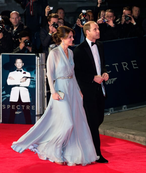 Le prince William et Catherine Kate Middleton, en robe Jenny Packham, à la première de James Bond "Spectre" à Londres le 26 octobre 2015.