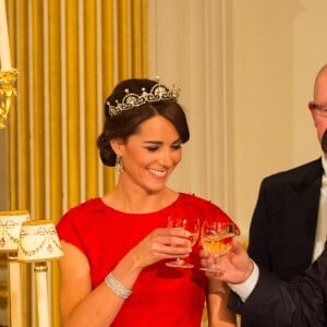 Catherine Kate Middleton, en roeb Jenny Packham, et le président chinois Xi Jinping - La famille royale d'Angleterre reçoit le président chinois Xi Jinping et sa femme Peng Liyuan pour un dîner d'Etat au Palais de Buckingham le 20 octobre 2015.