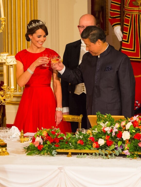 Catherine Kate Middleton, en roeb Jenny Packham, et le président chinois Xi Jinping - La famille royale d'Angleterre reçoit le président chinois Xi Jinping et sa femme Peng Liyuan pour un dîner d'Etat au Palais de Buckingham le 20 octobre 2015.