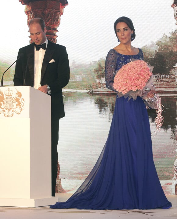 Kate Middleton, en robe Jenny Packham, au dîner de gala de bienfaisance Bollywood au Taj Mahal Palace de Bombay lors du premier jour de leur visite en Inde, le 10 avril 2016.