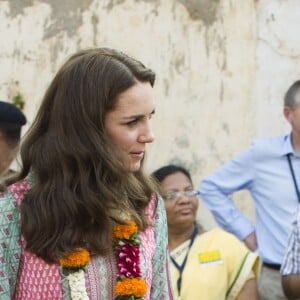 Kate Middleton en robe Anita Dongre visite le "Banganga Tank" à Bombay, en Inde, le 10 avril 2016.